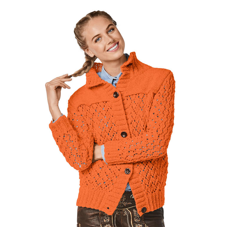 Frau in orangefarbener Strickjacke mit hochgeschlossenem Kragen, lächelt.