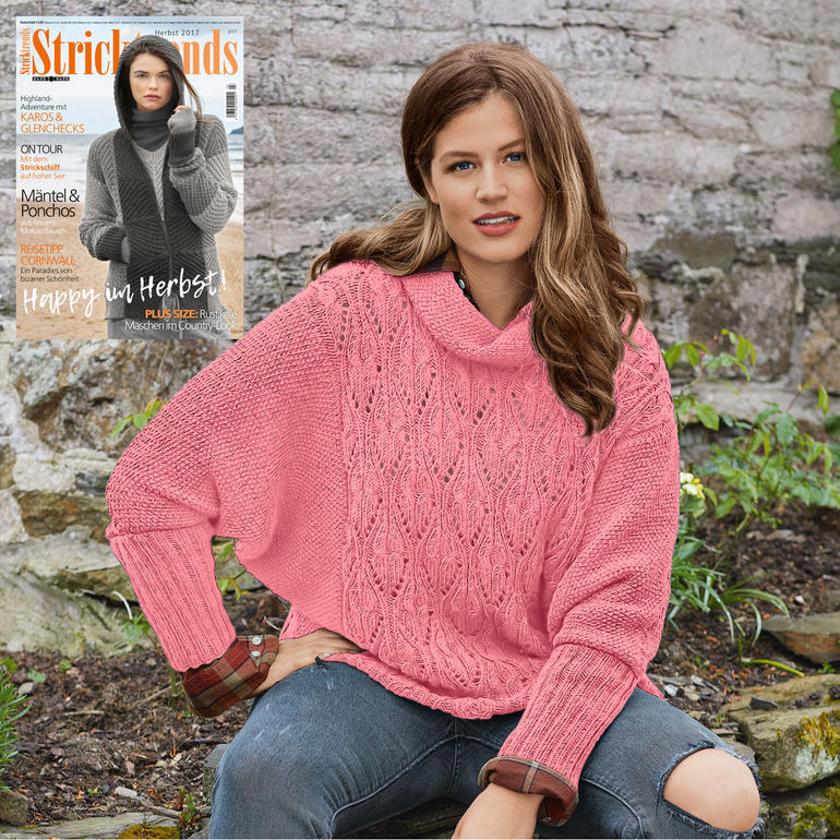 Frau in rosa Poncho aus Merino-Cotton, sitzt auf dem Boden.