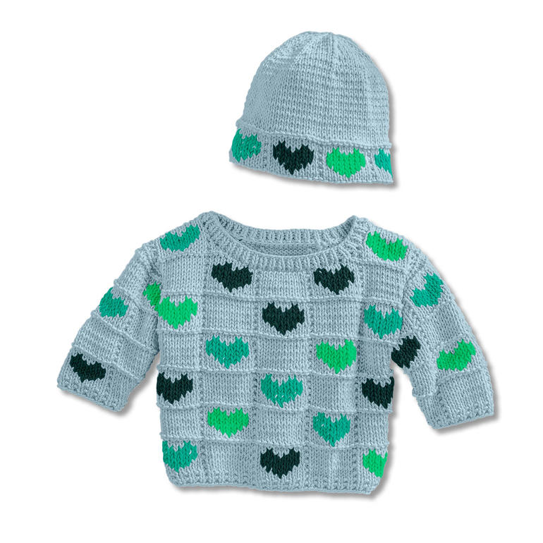 Babypulli mit Mütze in Hellblau, versehen mit grünem Herzmuster.