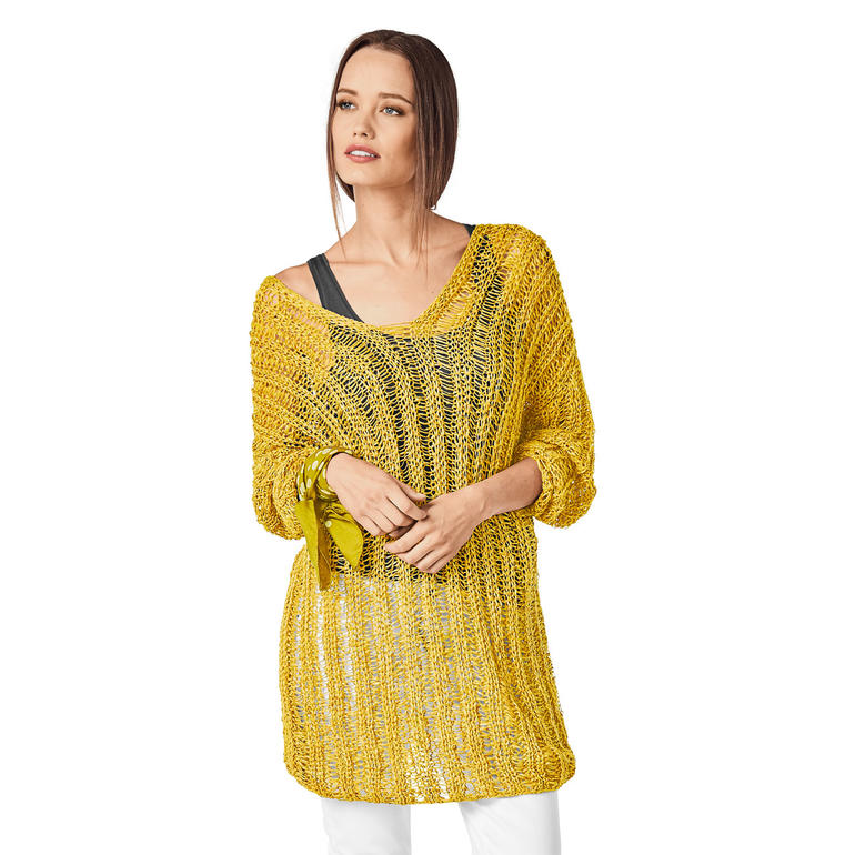 Langer, gelber Pullover mit großen Maschen und weit geschnittenen Ärmeln.