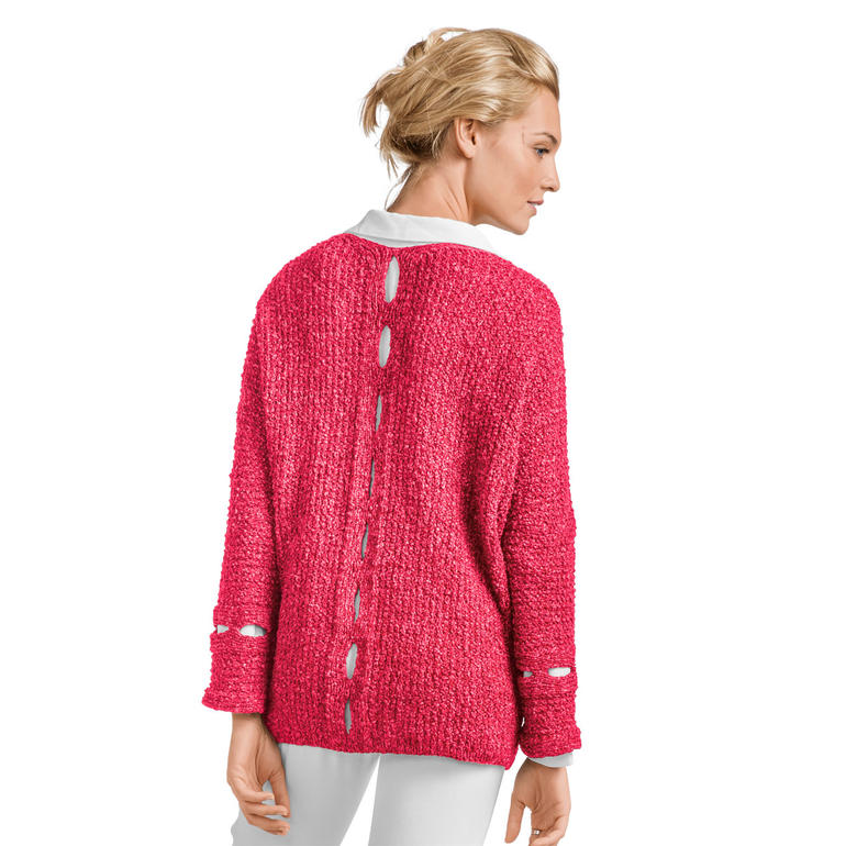 Rückansicht einer rosa Jacke mit großen Knöpfen und offenen Seitenschlitzen.