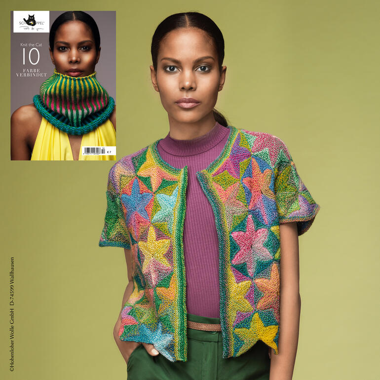 Bunte Jacke mit Sternen-Muster, getragen von einem Model vor grünem Hintergrund.