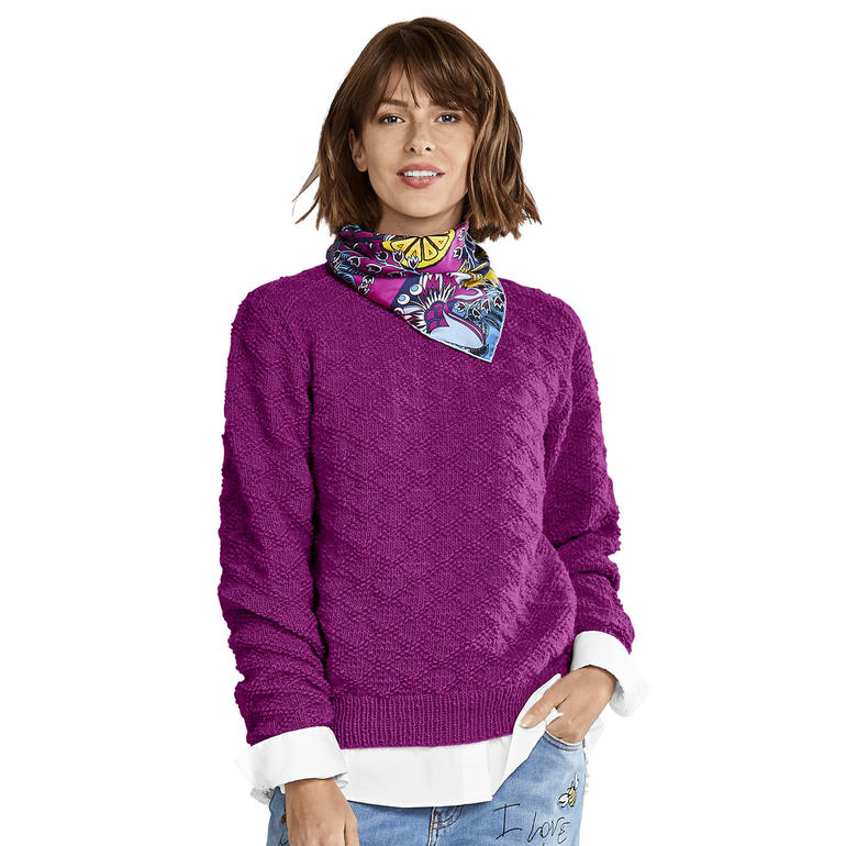 Lila Pullover mit strukturiertem Muster, getragen von einer Frau mit Halstuch.