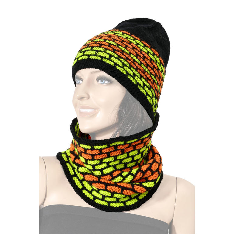 Mütze und Loop in kräftigen Neonfarben, getragen von einer Puppe.