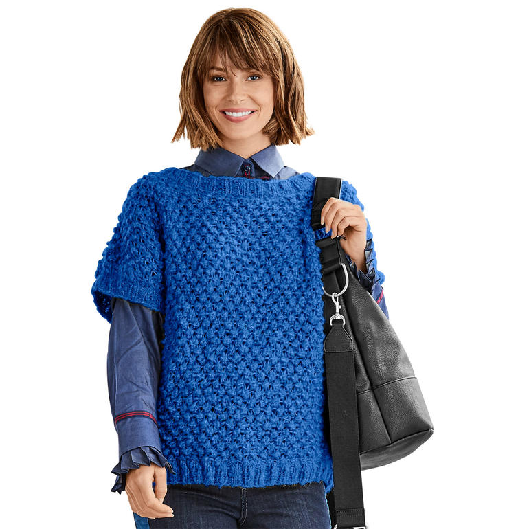 Dame in blauer Wolle trägt einen Damenpullunder mit lässigem Schnitt.