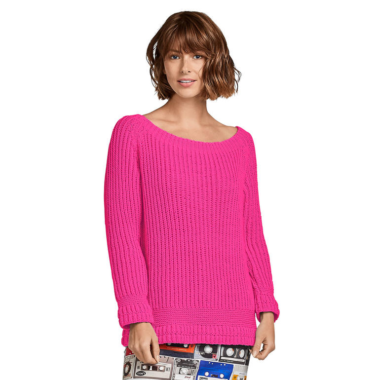 Dame in pinkem Pullover, lächelnd und mit kurzen Haaren vor weißem Hintergrund.