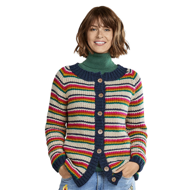 Dame in gestreifter Jacke mit Knöpfen, lächelnd vor neutralem Hintergrund.