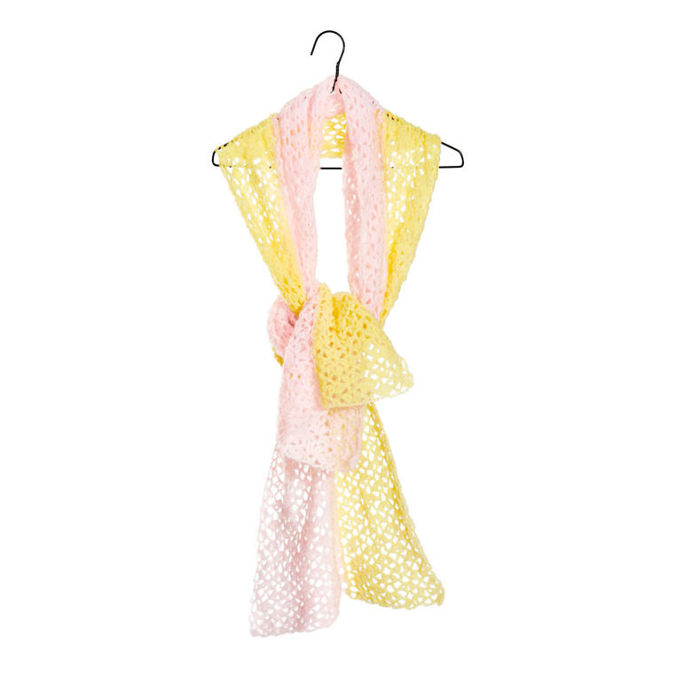 Häkel-Schal in gelb und rosa, hängt an einem Kleiderbügel.