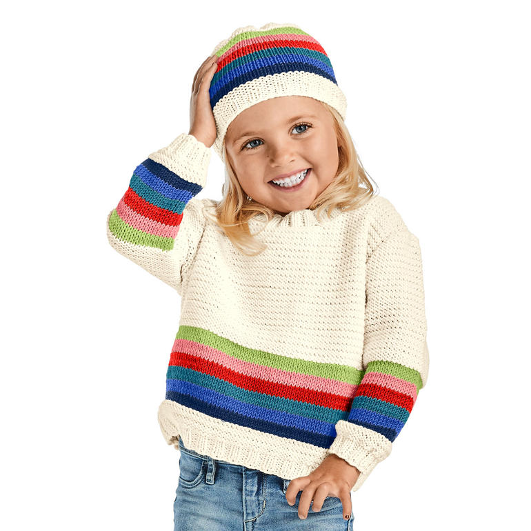 Kind trägt Pullover mit Streifen und passende Mütze, lächelt in die Kamera.