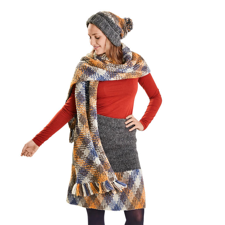 Rock, Mütze und Schal aus Plan und Sheep, getragen von einer Frau.