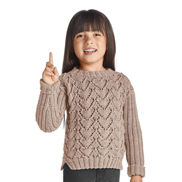 Beige Kinder-Pullover mit Strickmuster, Mädchen zeigt Daumen hoch.