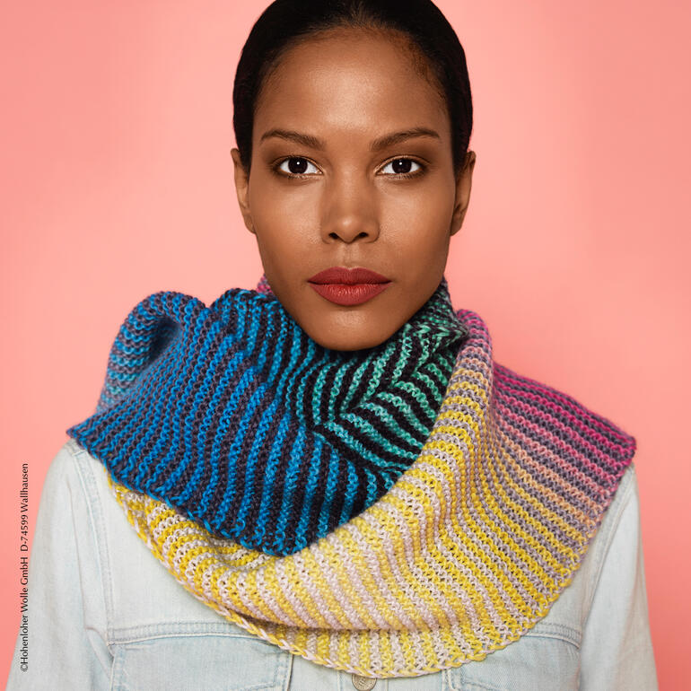 Bunter Schal aus Gradient, getragen von model.