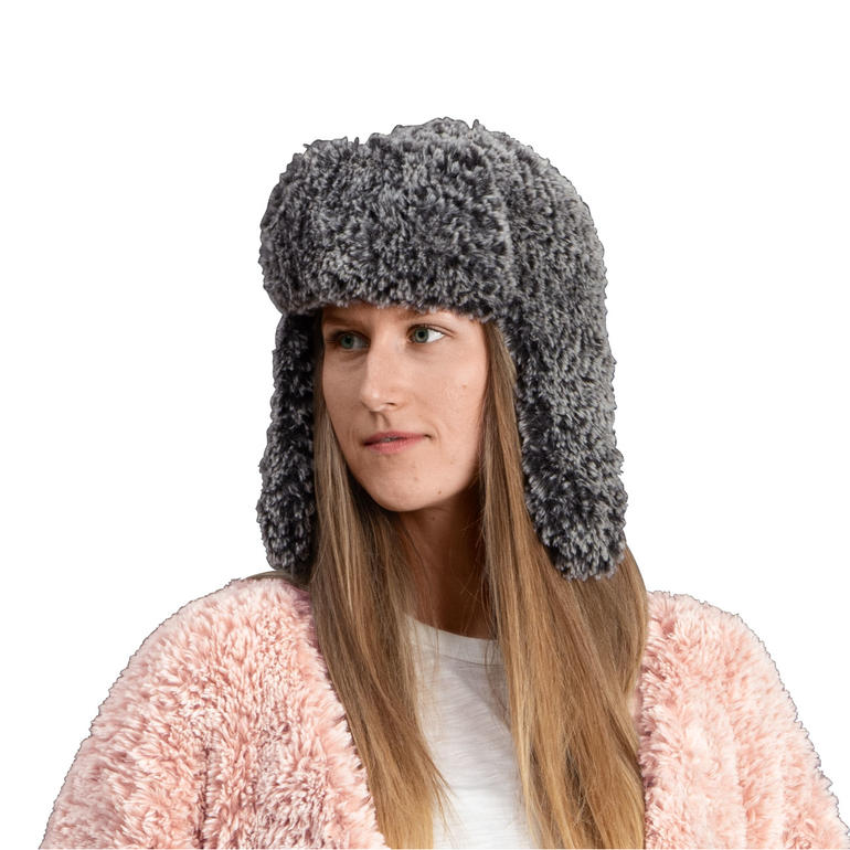 Graue Mütze mit Ohrenklappen aus Petit Lapin Super Chunky, getragen von einer Frau