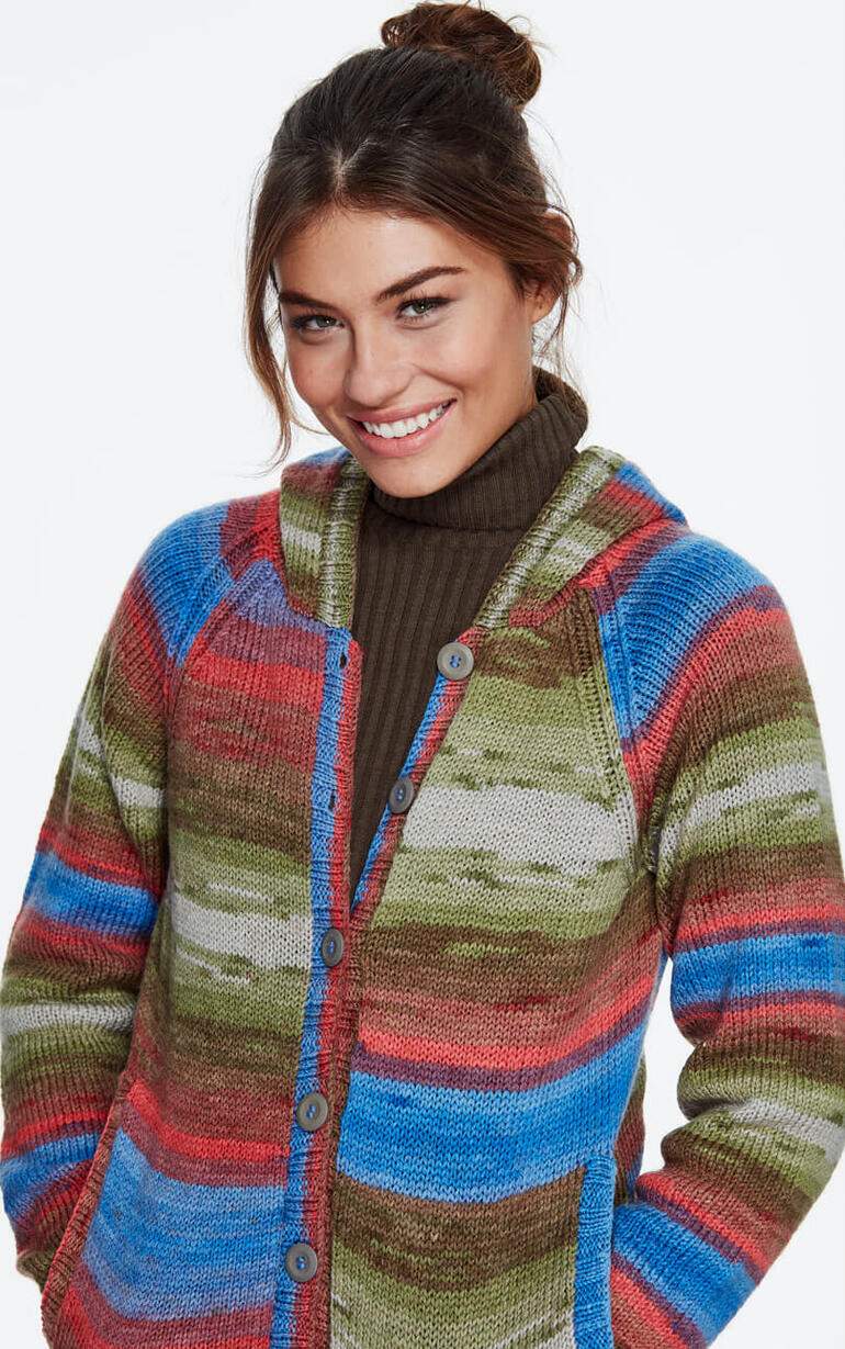 Frau in Farbverlauf-Kapuzenjacke aus Brio in Grün- und Blautönen lächelt.