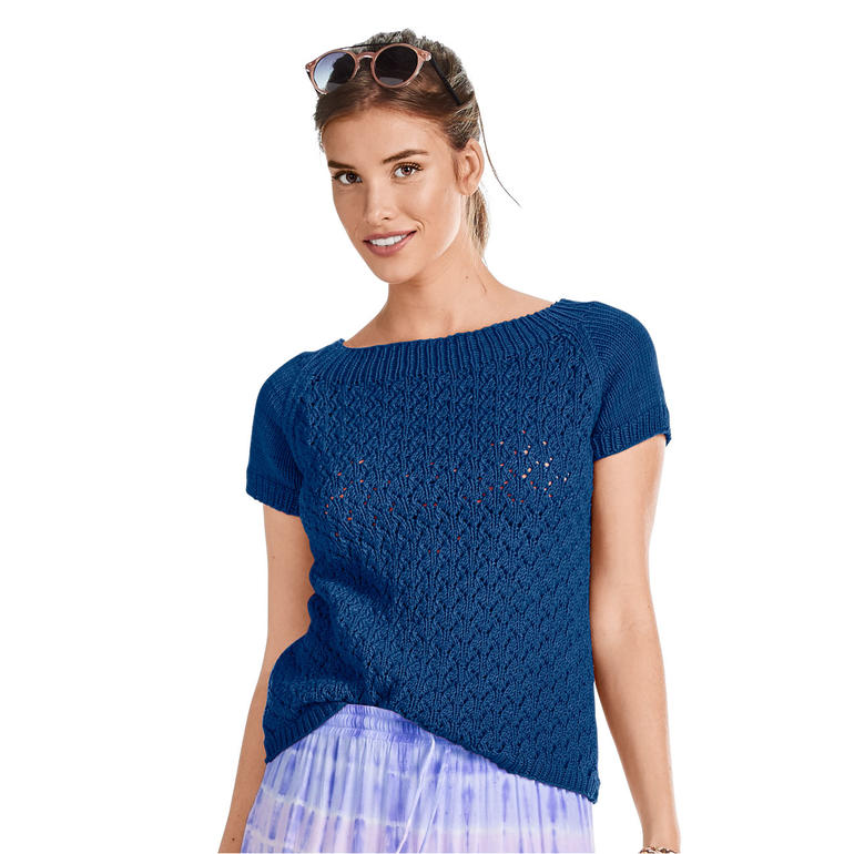Frau in blauer Kurzarm-Strickbluse mit Lochmuster.