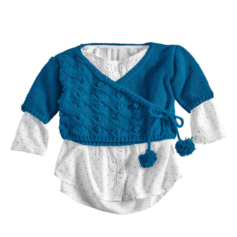 Baby-Wickeljacke aus Cotonia II in Blau, kombiniert mit Hemd.