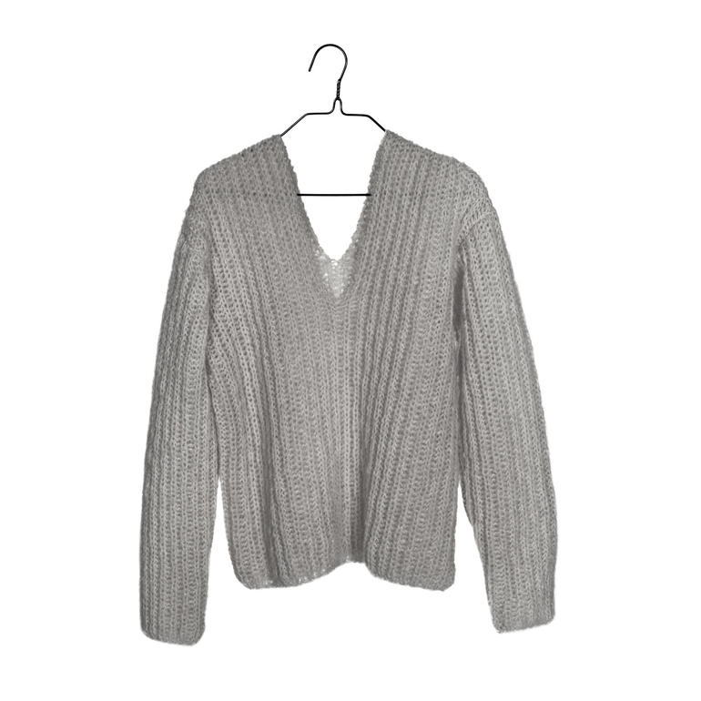 Grauer Pullover auf einem Kleiderbügel, mit tiefem V-Ausschnitt.