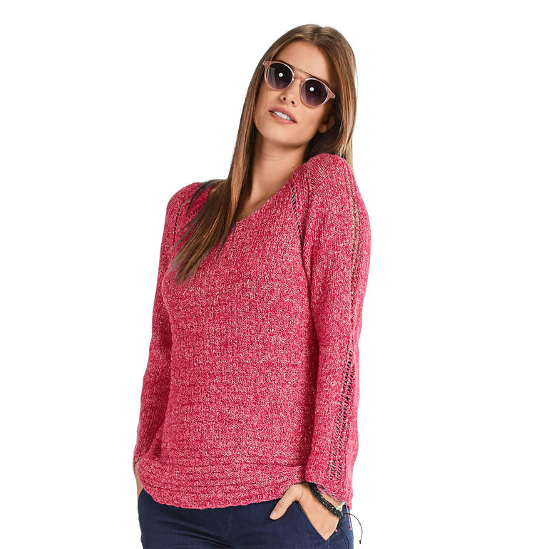 Frau in pinkem Pullover mit langen Ärmeln, kombiniert mit Sonnenbrille.