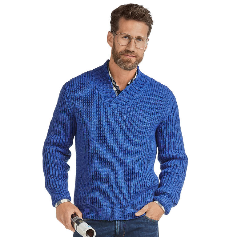 Herrenpullover aus Aparta-Nova in Blau, lässig über Hemd getragen.