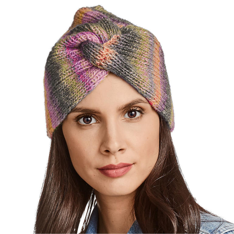 Bunte Mütze mit Knoten, aus Scala, getragen von einer Frau.