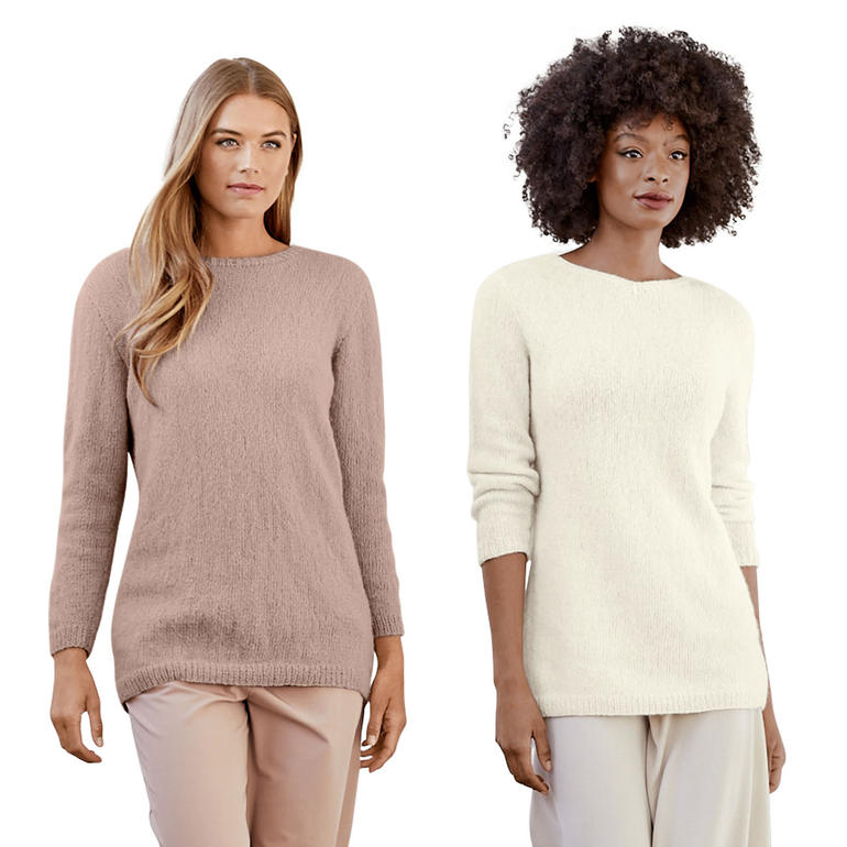 Zwei Pullover aus Alpaca Classic, einer in Beige und einer in Braun.
