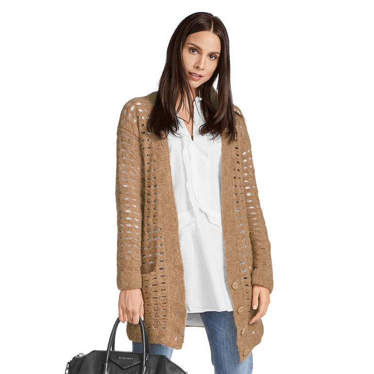 Helle Jacke aus Arequipa, getragen von einer Frau mit einer Handtasche.