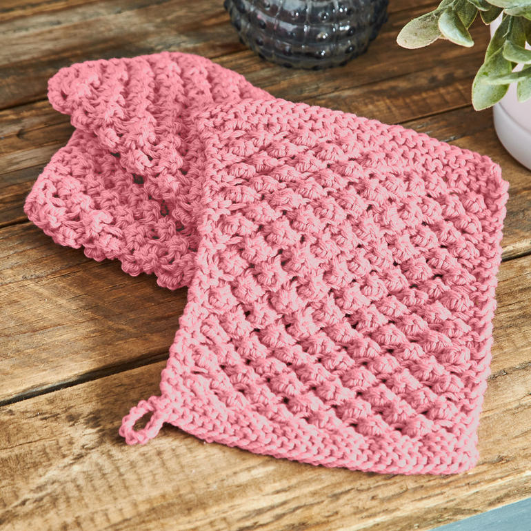 Rosa Waschlappen aus Cotonia II auf einem Tisch.