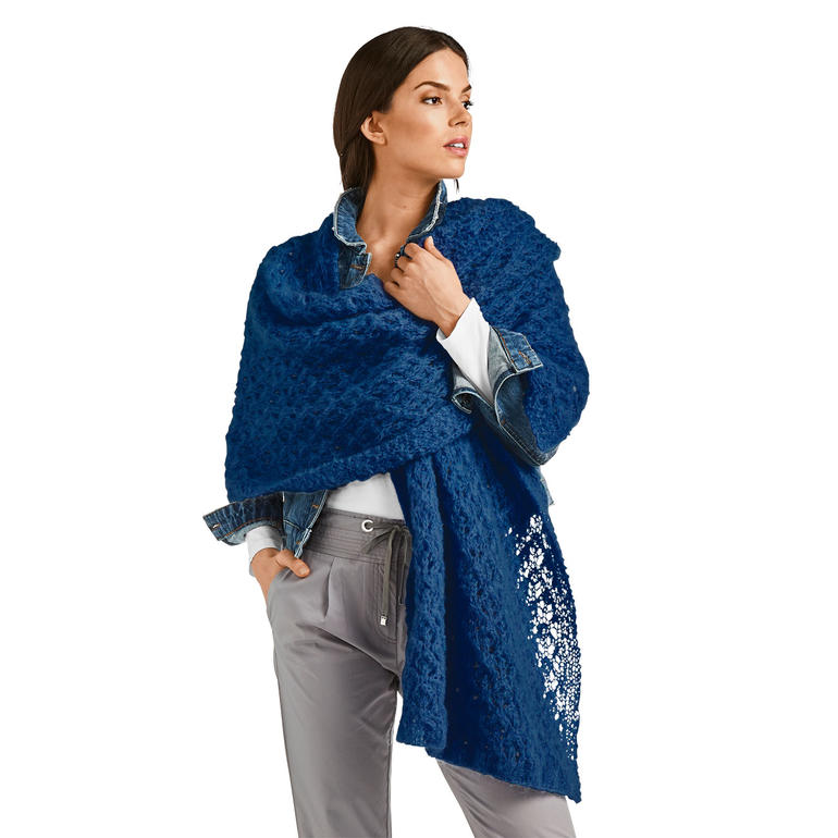 Dunkelblaues Tuch um die Schultern einer Frau drapiert.