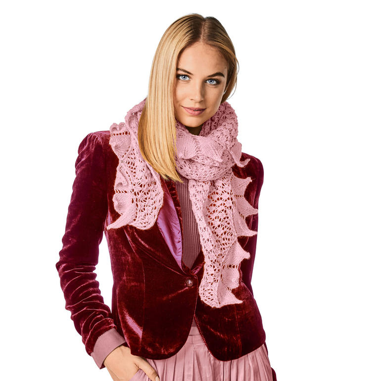 Rosa Dreiecktuch um den Hals einer Frau, die einen Blazer trägt.