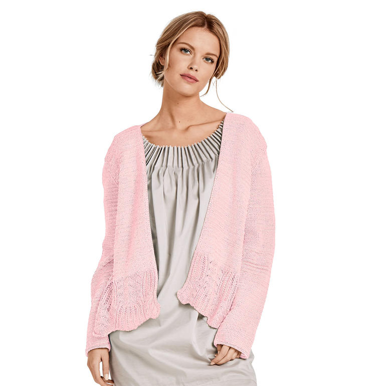 Damenjacke aus Seidana® in Rosa, leger über einem grauen Kleid getragen.