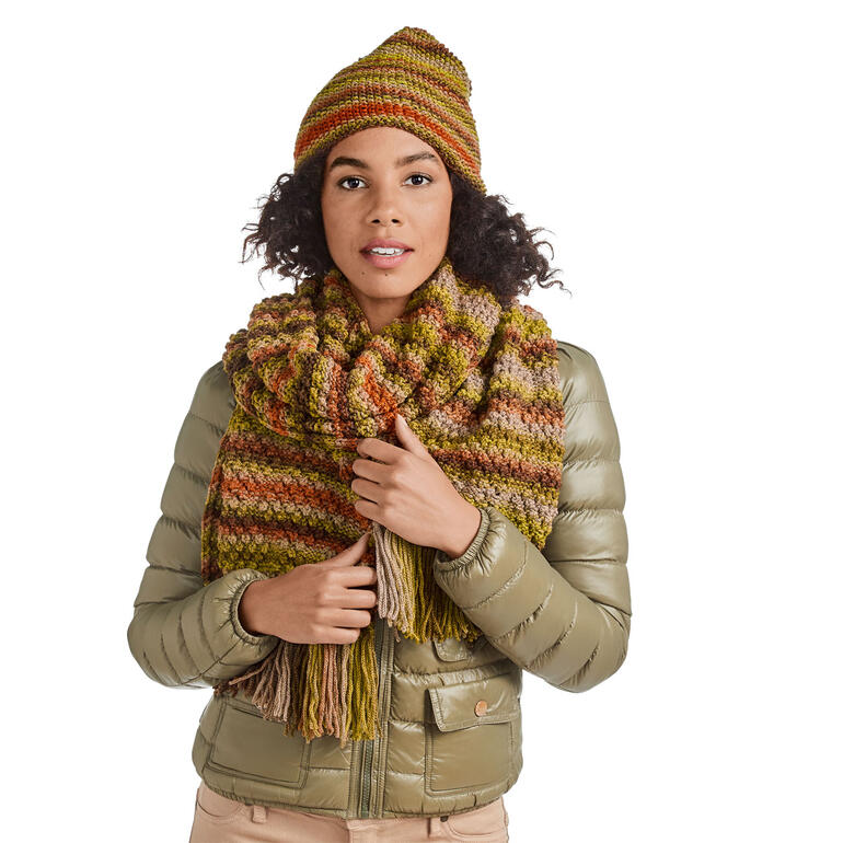 Schal und Mütze in Cassandra Print, Modell mit Schal umarmend