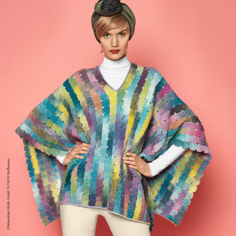 Bunter Poncho aus Zauberball® Stärke 6 mit Streifenmuster.