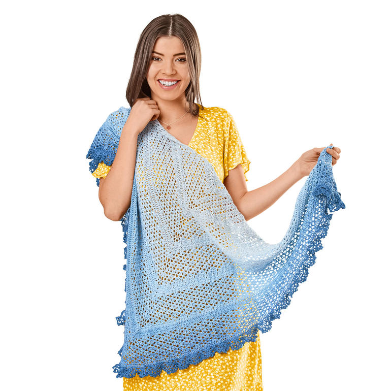 Häkeltuch in Blautönen, ca. 200 x 95 cm, wird von einer Frau gehalten.