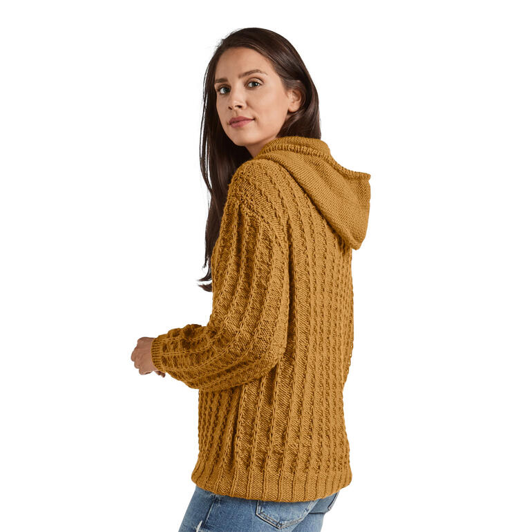 Rückansicht eines karamellfarbenen Pullovers mit Kapuze und strukturiertem Design.