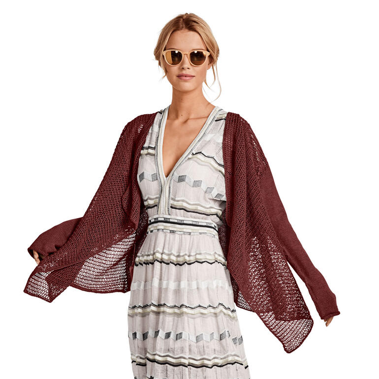 Leichte Jacke aus Seidana in Burgunderrot, lässig über einem Kleid getragen.