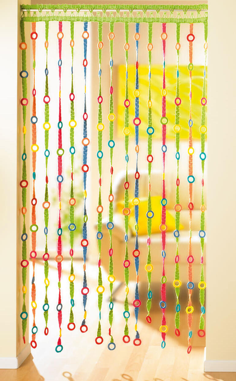 Bunter Raumteiler mit Ringen in verschiedenen Farben.