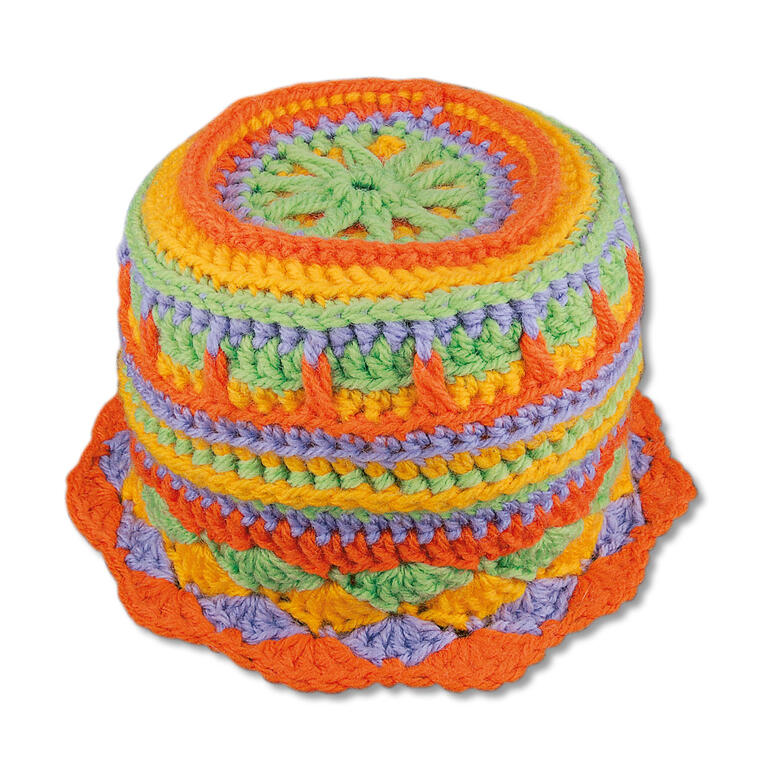 Bunt gehäkeltes Hütchen in orange, grün und lila.