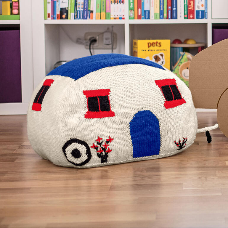 Gehäuseloses Kissen in Form eines weißen Caravans.