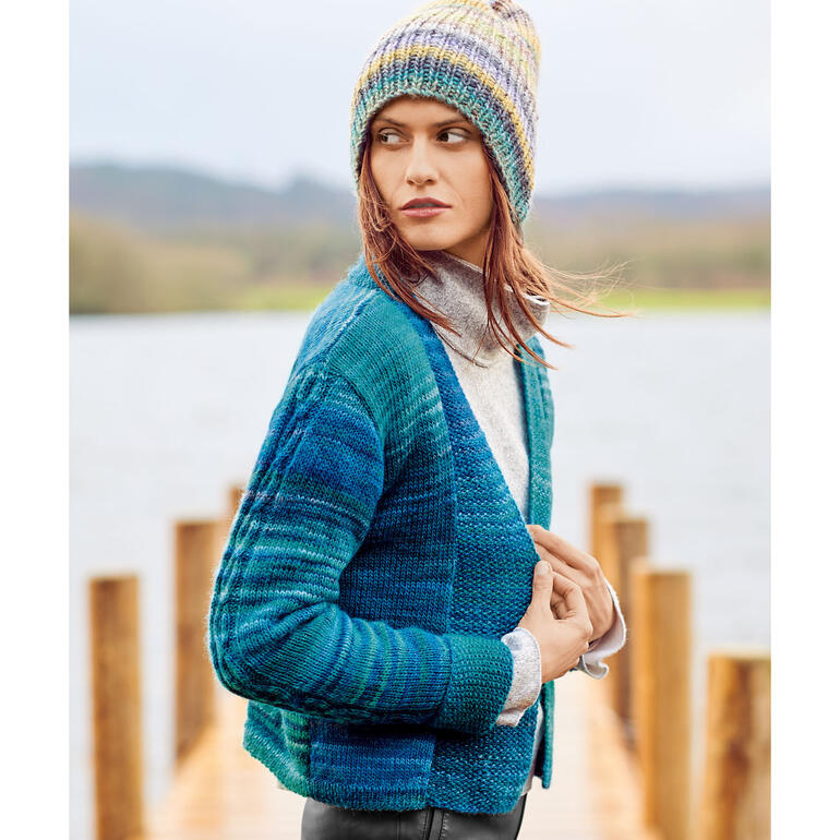 Stylische Jacke mit blauen und grünen Farbtönen.