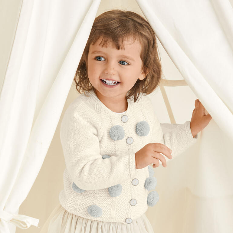 Weiße Jacke mit blauen Bommel für Kinder.