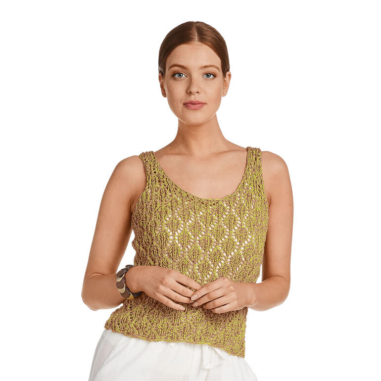 Frau trägt helles gehäkeltes Top mit funkelnder Struktur.
