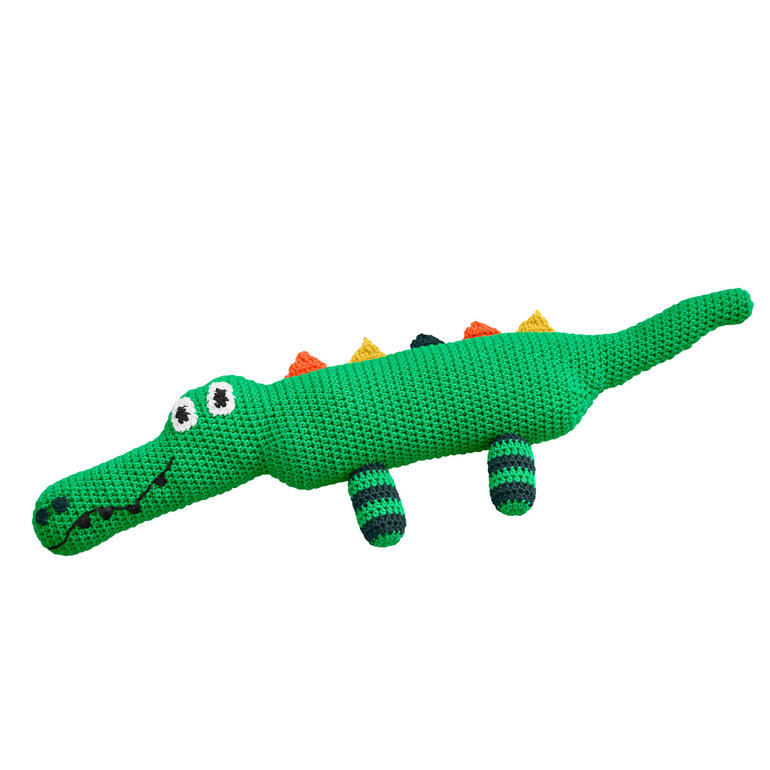 Gehäkeltes grünes Krokodil mit bunten Rückenplatten.