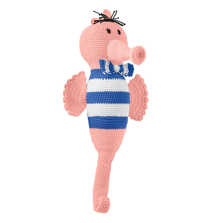 Gehäkeltes Seepferdchen in rosa und blau ist bereit zum Spielen.