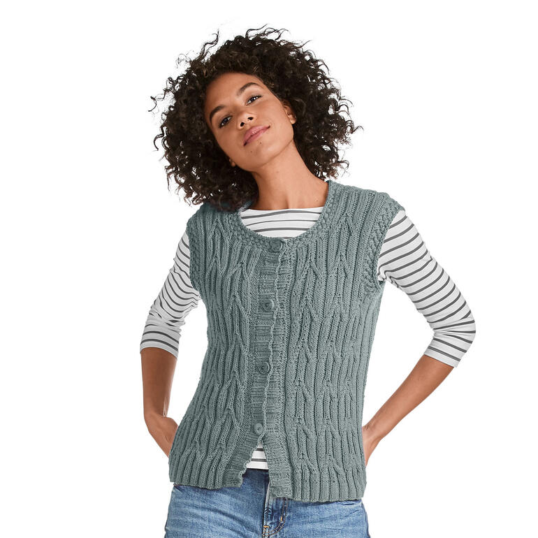 Dame in grüner Weste aus Cotone-Emozione mit gestreiftem Shirt.