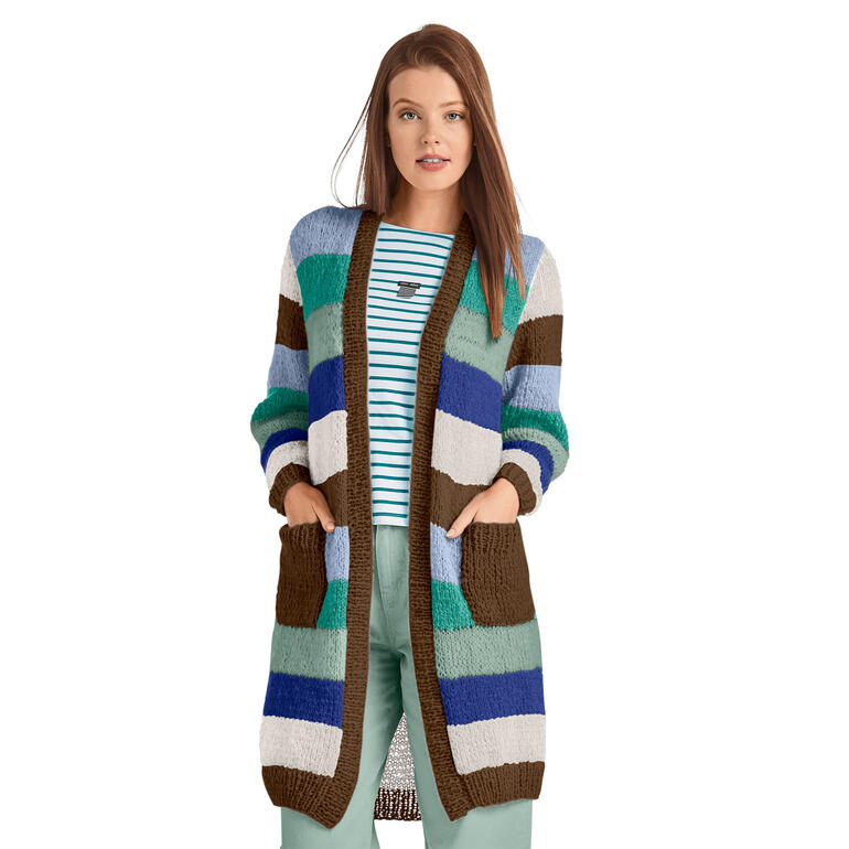 Dame in längerem, zweifädigem Cardigan aus Aerea mit Taschen.