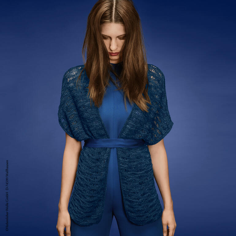 Dunkelblaue Weste aus El Linio mit offenem Styling, getragen von einer Frau.