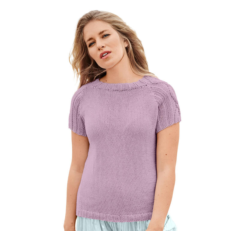 Lila T-Shirt aus Essentials Organic Cotton, klassisch geschnitten.