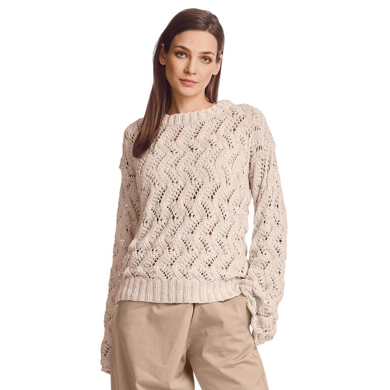 Beigefarbener Pulli aus Ribolli mit modernem Strickmuster.