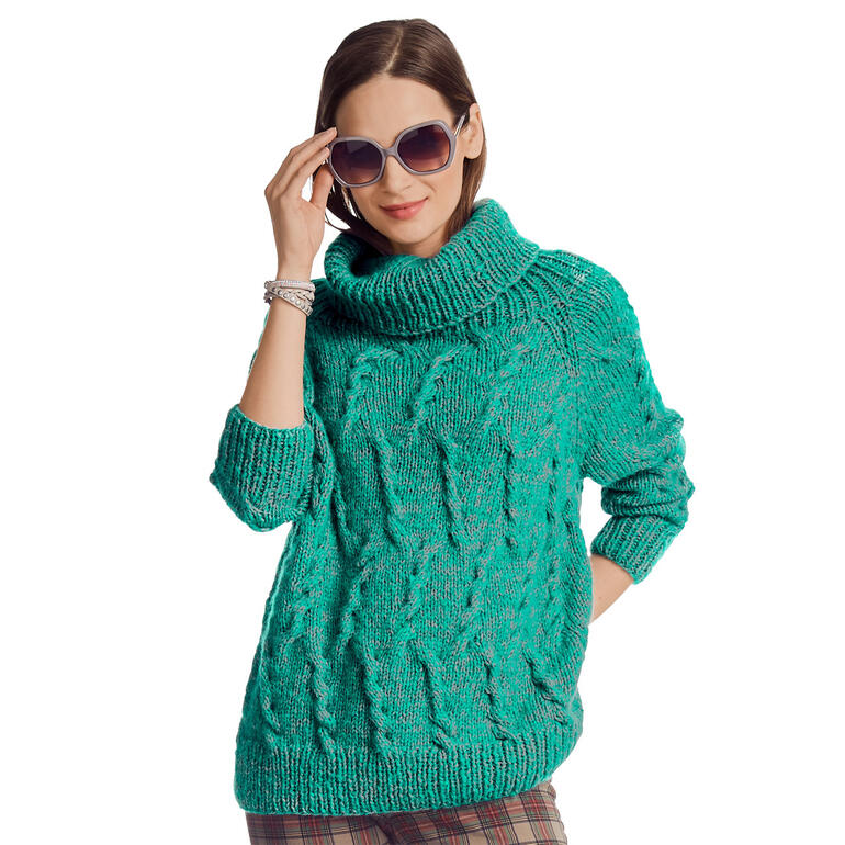 Frau trägt einen türkisfarbenen Pullover aus Aparta-Nova und Aerea von Junghans-Wolle.