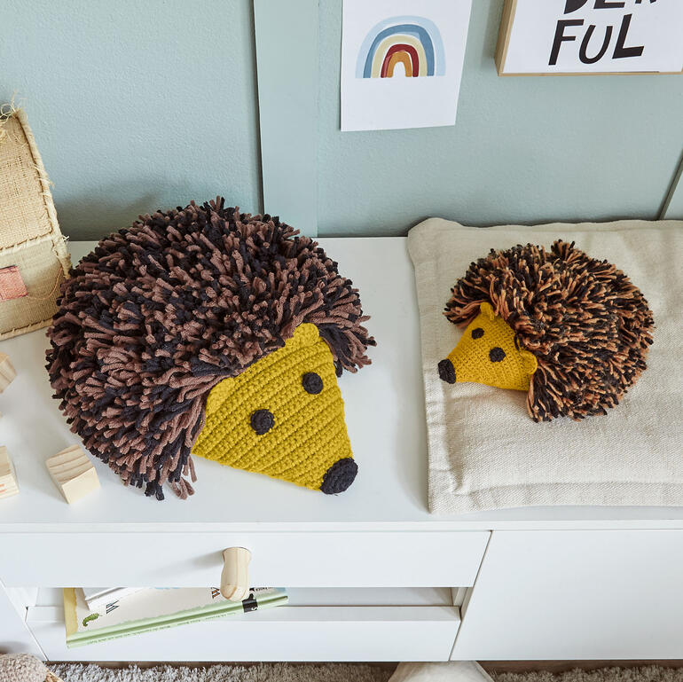 Großer und kleiner Igel aus Merino Dick und Monello-175 Uni von Junghans-Wolle.